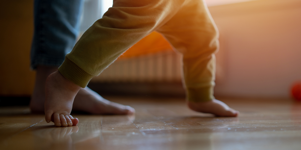 Dlaczego dziecko chodzi na palcach? Fizjoterapeuta wyjaśnia – fizjolink