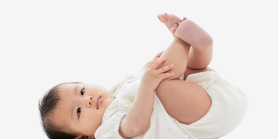 Krzyżowanie nóżek u niemowlaka – kiedy norma, a kiedy sygnał ostrzegawczy?