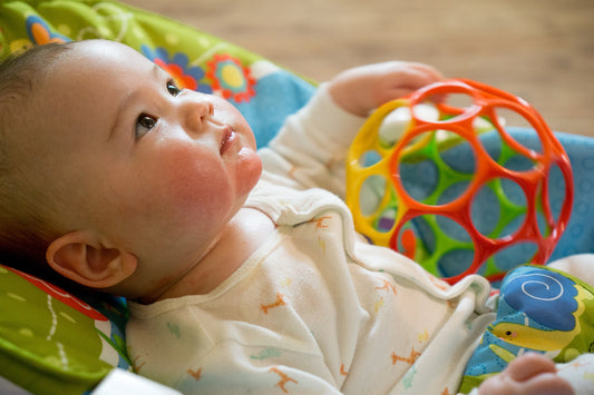 Jakie zabawki dla noworodka oraz niemowlaka i dlaczego akurat te. Fizjoterapeuta wyjaśnia