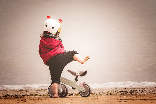 male dziecko na rowerku biegowym