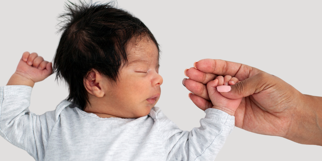 Czy zaciśnięte piąstki u niemowlaka to powód do niepokoju? Fizjoterapeuta wyjaśnia